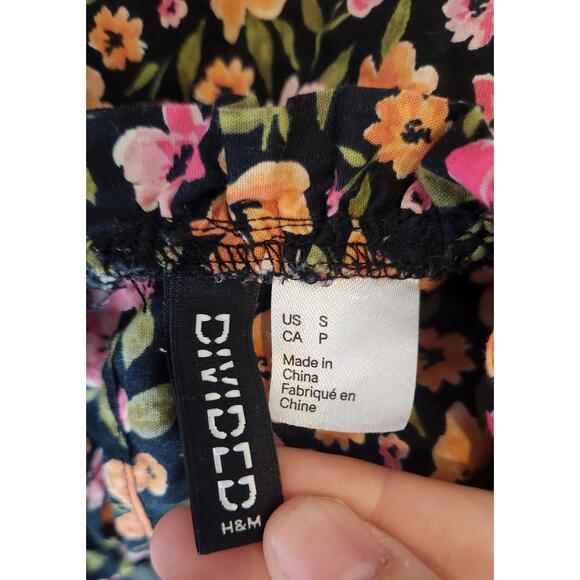 H&M Blouse Womens Small Black Floral Smocked Puff Sleeve Ruffle Hem Keyhole Back - Picture 6 of 6